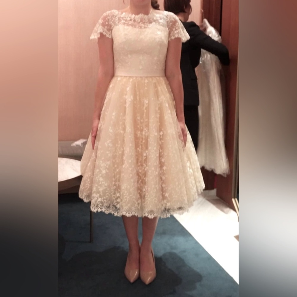 Elegant Cream Lace Wedding Dress